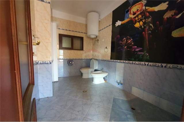 Tirane, jepet me qera apartament 125 m² 900 Euro (bllok)