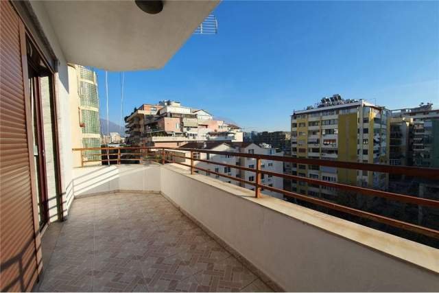 Tirane, jepet me qera apartament 125 m² 900 Euro (bllok)