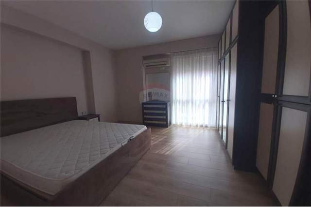 Tirane, jepet me qera apartament 100 m² 700 Euro (rruga e kavajes)