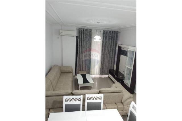 Tirane, jepet me qera apartament 1+1 68 m² 400 Euro (farmacia 10)