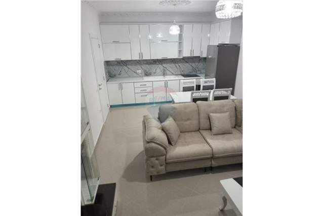 Tirane, jepet me qera apartament 1+1 68 m² 400 Euro (farmacia 10)
