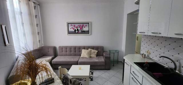 Tirane, jepet me qera apartament 1+1+BLK Kati 5, 5 m² 28.000 Leke (Yzberisht)