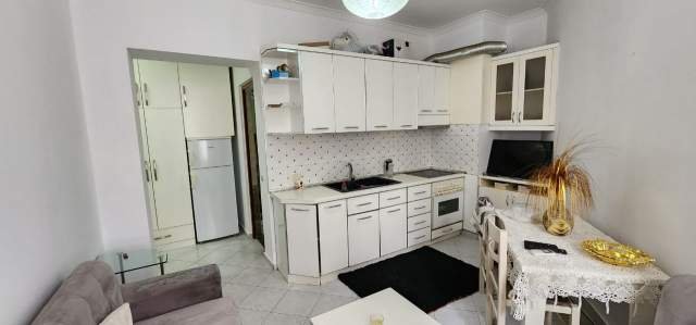 Tirane, jepet me qera apartament 1+1+BLK Kati 5, 5 m² 28.000 Leke (Yzberisht)