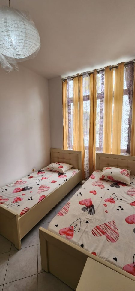 Tirane, jepet me qera apartament 1+1+BLK Kati 5, 5 m² 28.000 Leke (Yzberisht)