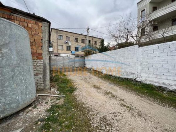 Tirane, jepet me qera magazine Kati 0, 310 m² 1.100 Euro (Selite)
