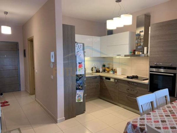 Tirane, jepet me qera apartament 2+1+BLK Kati 12, 93 m² 700 Euro (Stacioni i Trenit)