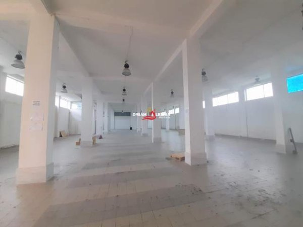 Tirane, jepet me qera magazine Kati 1, 1.800 m² 3.600 Euro (Ne autostraden Tirane-Durres ne afersi te mbikalim)