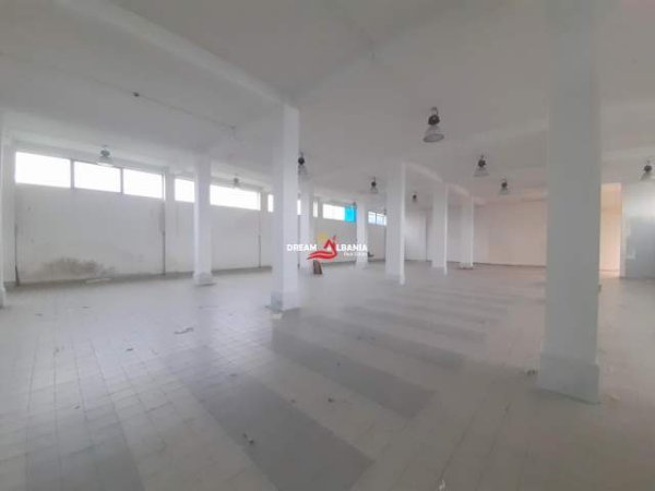 Tirane, jepet me qera magazine Kati 1, 1.800 m² 3.600 Euro (Ne autostraden Tirane-Durres ne afersi te mbikalim)