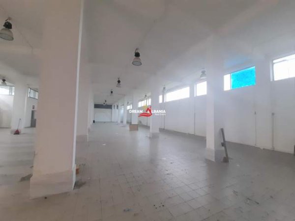 Tirane, jepet me qera magazine Kati 1, 1.800 m² 3.600 Euro (Ne autostraden Tirane-Durres ne afersi te mbikalim)