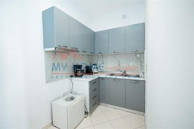 Tirane, jepet me qera zyre Kati 4, 77 m² 600 Euro (qender)