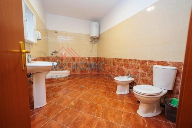 Tirane, jepet me qera zyre Kati 4, 77 m² 600 Euro (qender)
