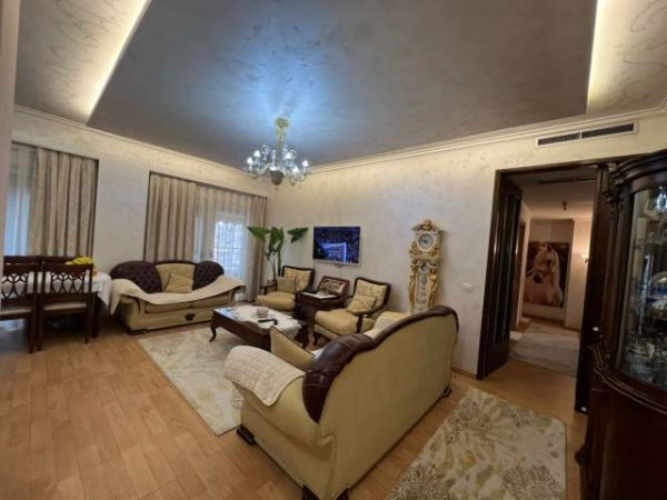 Tirane, jepet me qera apartament 3+1+BLK Kati 4, 160 m²  800 euro / muaji  Euro tek Pazari i Ri