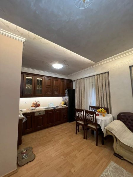 Tirane, jepet me qera apartament 3+1+BLK Kati 4, 160 m²  800 euro / muaji  Euro tek Pazari i Ri