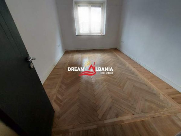 Tirane, jepet me qera zyre Kati 2, 97 m² 600 Euro (rrugen e Durresit)