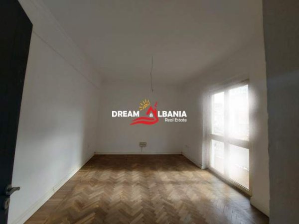 Tirane, jepet me qera zyre Kati 2, 97 m² 600 Euro (rrugen e Durresit)