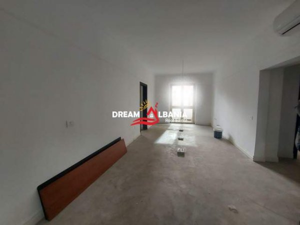 Tirane, jepet me qera zyre Kati 2, 97 m² 600 Euro (rrugen e Durresit)