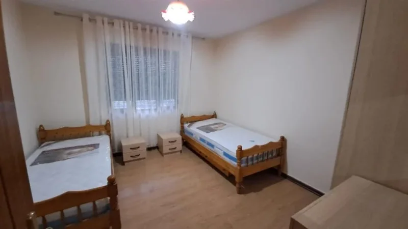 Tirane, jepet me qera apartament 2+1 Kati 1, 80 m² 500 € (rruga hysen gjura)