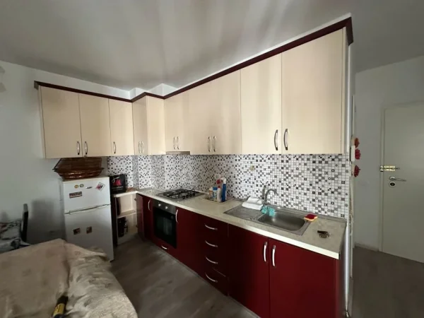 Tirane, jepet me qera apartament 1+1+Ballkon Kati 4, 55 m² 450 € (tek 21-Dhjetori)