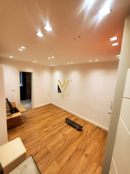 Tirane, jepet me qera zyre Kati 0, 75 m² 600 € (MEDRESE)