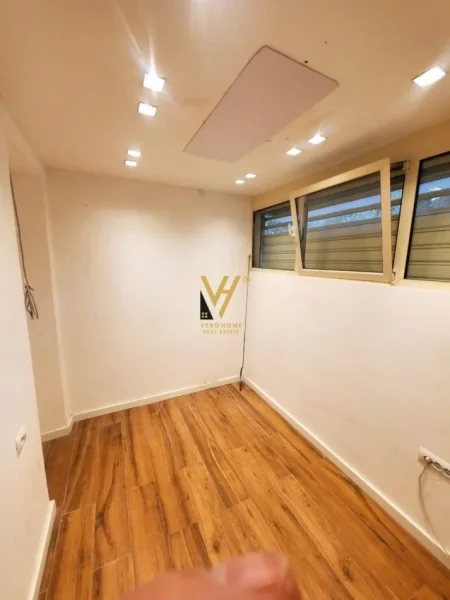 Tirane, jepet me qera zyre Kati 0, 75 m² 600 € (MEDRESE)