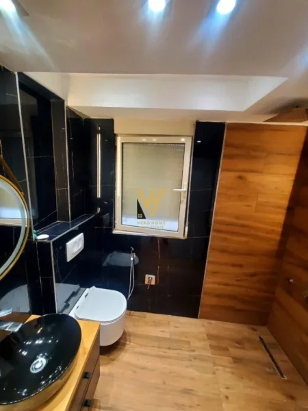 Tirane, jepet me qera zyre Kati 0, 75 m² 600 € (MEDRESE)