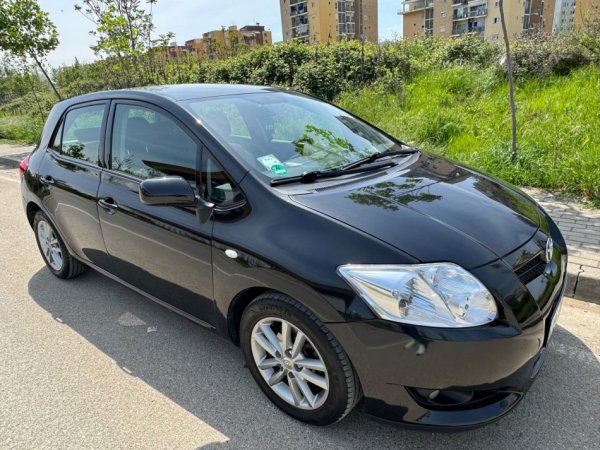 Tirane, shes makine Toyota Auris Nafte, e zeze manuale Klima 249.000 km 4700 €