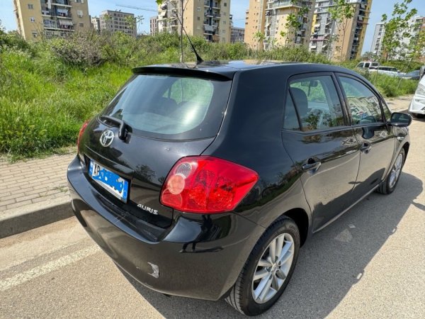Tirane, shes makine Toyota Auris Nafte, e zeze manuale Klima 249.000 km 4700 €