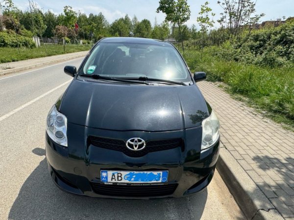 Tirane, shes makine Toyota Auris Nafte, e zeze manuale Klima 249.000 km 4700 €