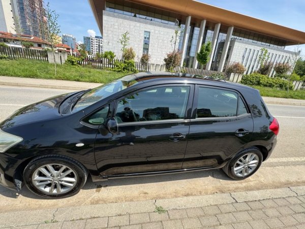Tirane, shes makine Toyota Auris Nafte, e zeze manuale Klima 249.000 km 4700 €