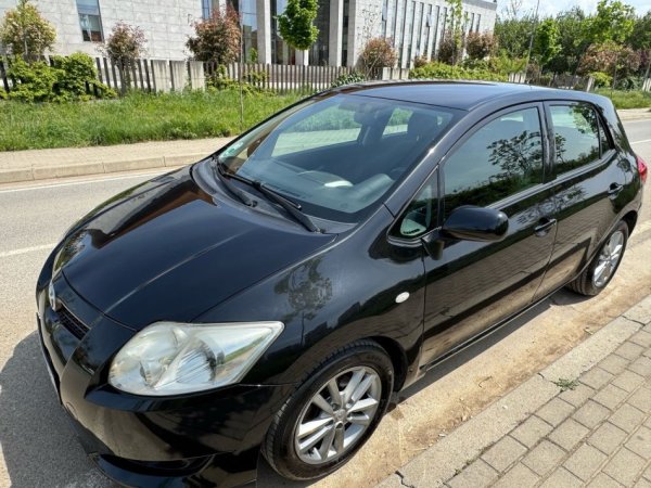 Tirane, shes makine Toyota Auris Nafte, e zeze manuale Klima 249.000 km 4700 €