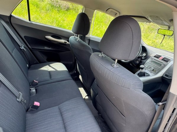 Tirane, shes makine Toyota Auris Nafte, e zeze manuale Klima 249.000 km 4700 €