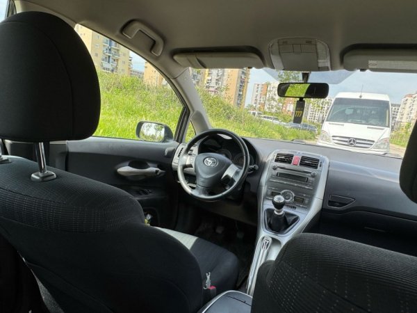 Tirane, shes makine Toyota Auris Nafte, e zeze manuale Klima 249.000 km 4700 €