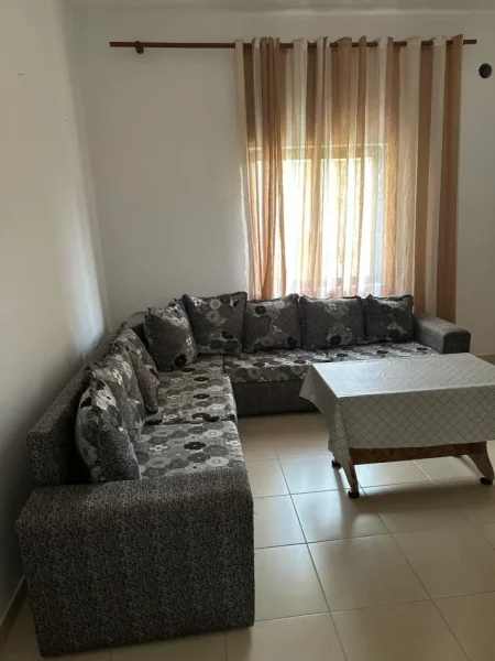 Tirane, jepet me qera apartament 2+1+Aneks+Ballkon Kati 1, 400 € (astir)