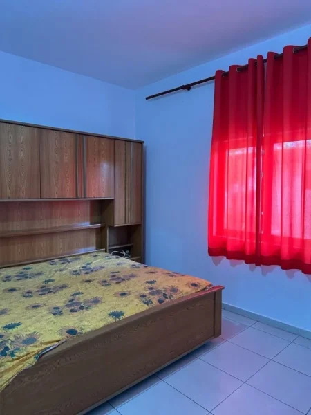 Tirane, jepet me qera apartament 2+1+Aneks+Ballkon Kati 1, 400 € (astir)