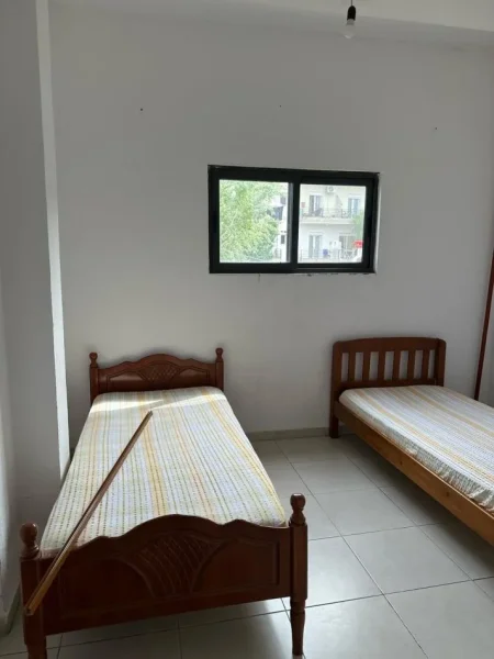 Tirane, jepet me qera apartament 2+1+Aneks+Ballkon Kati 1, 400 € (astir)