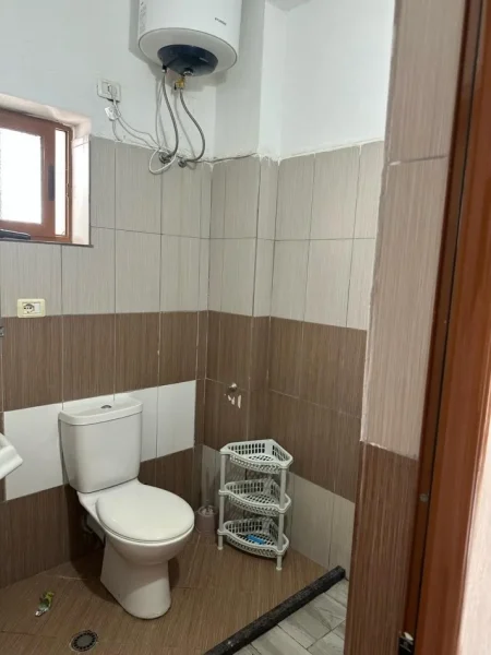 Tirane, jepet me qera apartament 2+1+Aneks+Ballkon Kati 1, 400 € (astir)