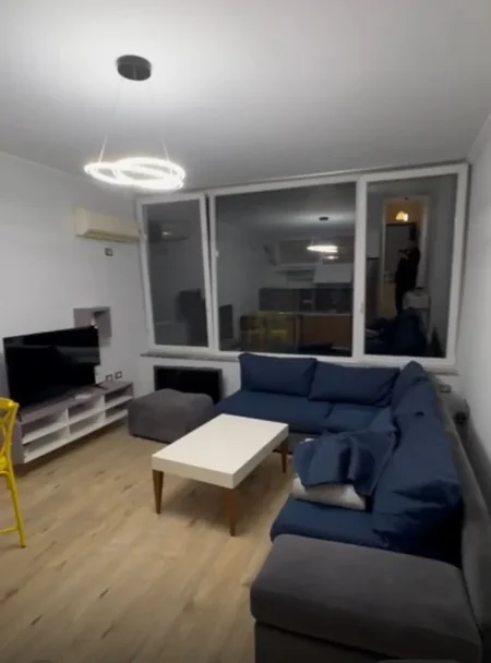 Tirane, jepet me qera apartament 1+1+Ballkon Kati 2, 65 m² 400 € (RRUGA 5 MAJI)