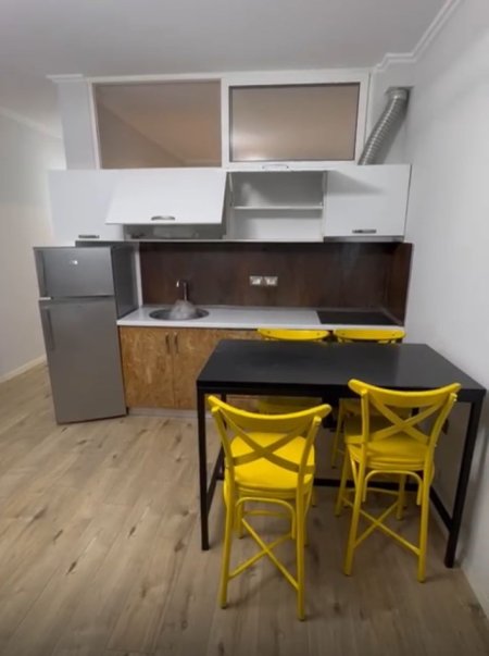 Tirane, jepet me qera apartament 1+1+Ballkon Kati 2, 65 m² 400 € (RRUGA 5 MAJI)