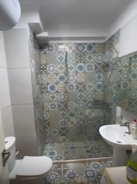 Tirane, jepet me qera apartament 1+1+Ballkon Kati 2, 65 m² 400 € (RRUGA 5 MAJI)