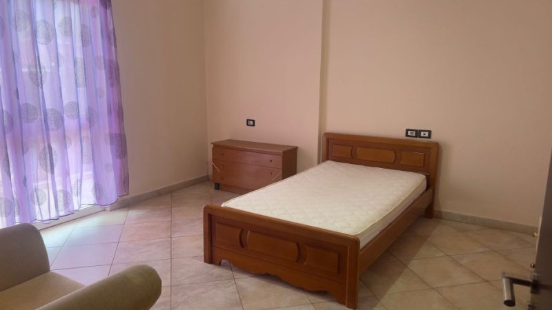 Tirane, jepet me qera shtepi 1+1 Kati 1, 100 m² 500 € (ali demi)