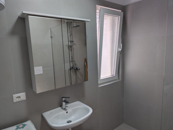 Tirane, jepet me qera apartament 2+1+Ballkon Kati 2, 96 m² 700 €