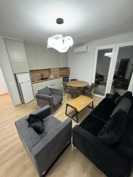 Tirane, jepet me qera apartament 1+1+Ballkon Kati 5, 61 m² 500 € (RRUGA 5 MAJI)