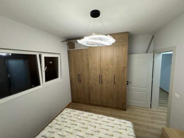 Tirane, jepet me qera apartament 1+1+Ballkon Kati 5, 61 m² 500 € (RRUGA 5 MAJI)