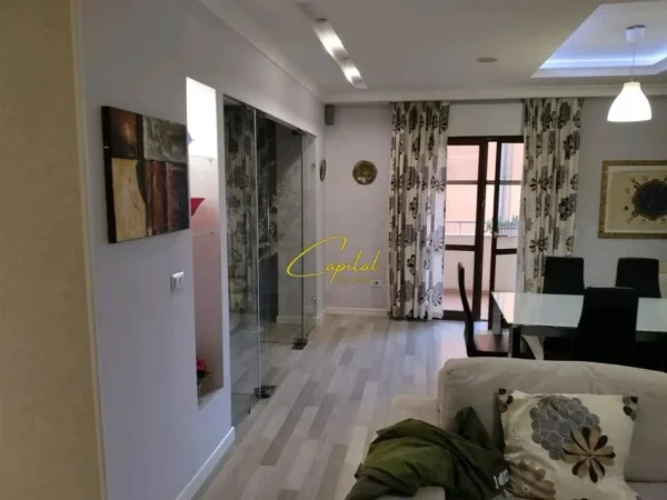 Tirane, jepet me qera apartament 2+1 Kati 5, 140 m² 850 € (KOMUNA E PARISIT)
