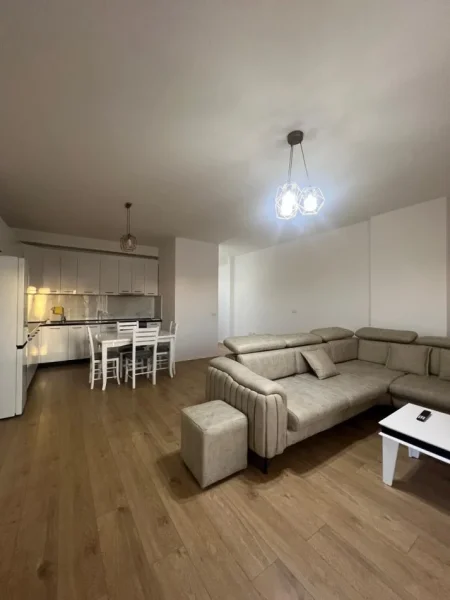 Tirane, jepet me qera apartament 2+1+Ballkon Kati 4, 100 m² 600 € (ZOGU I ZI)