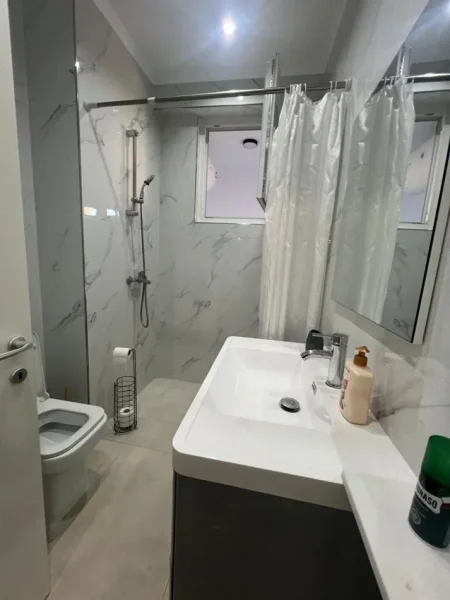 Tirane, jepet me qera apartament 2+1+Ballkon Kati 4, 100 m² 600 € (ZOGU I ZI)