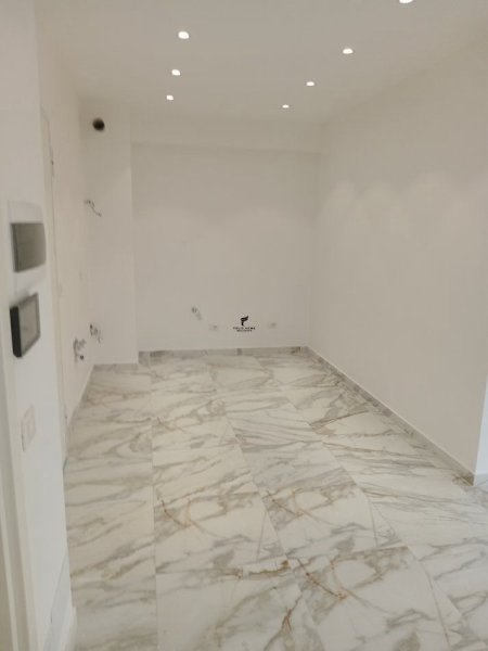 Tirane, jepet me qera zyre Kati 7, 70 m² 1.100 € (RRUGA E KAVAJES)