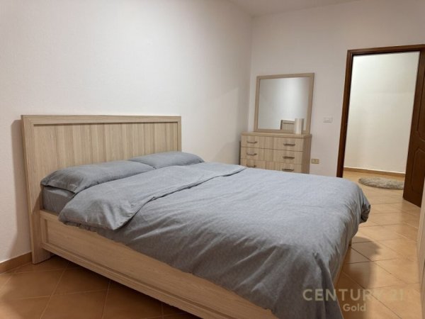 Tirane, jepet me qera apartament 2+1+Ballkon Kati 9, 95 m² 700 € (Komuna e Parisit)