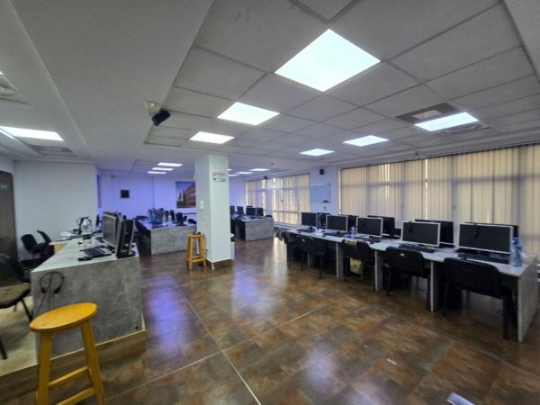 Tirane, jepet me qera zyre Kati 3, 230 m² 2.600 € (Rruga Barrikadave)