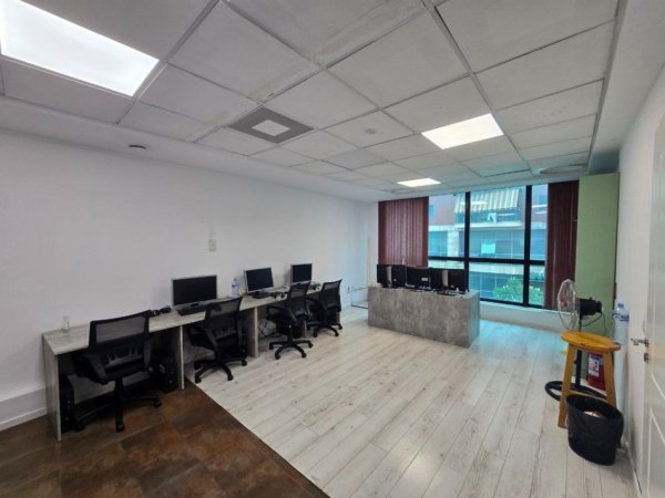 Tirane, jepet me qera zyre Kati 3, 230 m² 2.600 € (Rruga Barrikadave)